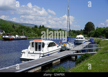 Boote vertäut an der Spitze der Neptunes Treppe auf der Caledonian Canal, Banavie, Fort William, Schottland, UK. Stockfoto