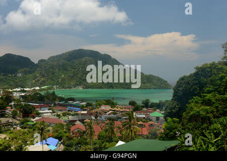 Der Blick aus der Sicht auf die Stadt von Ko PhiPhi auf Ko Phi Phi Island außerhalb der Stadt Krabi auf der Andamanensee in der Stockfoto