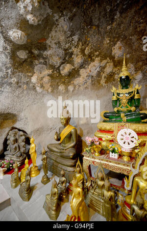 Der Tempel Wat Tham Seau außerhalb des Stadtzentrums von Krabi an der Andamanensee im Süden von Thailand. Stockfoto