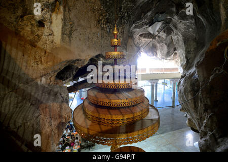 Der Tempel Wat Tham Seau außerhalb des Stadtzentrums von Krabi an der Andamanensee im Süden von Thailand. Stockfoto