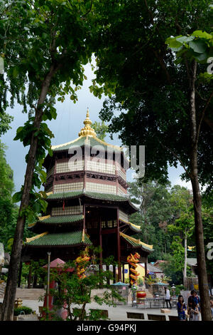 Der Tempel Wat Tham Seau außerhalb des Stadtzentrums von Krabi an der Andamanensee im Süden von Thailand. Stockfoto