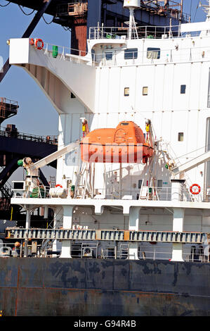 Entladung von einem Erz Cargo Liner für den Stahlwerken in Fos-Sur-Mer neben Marseille. Stockfoto