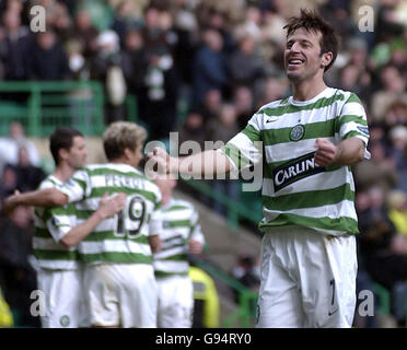 Celtic Maciej Zurawski feiert Scoring das dritte Tor gegen Aberdeen während der Bank of Scotland Premier League Spiel in Celtic Park, Glasgow, Samstag, 4. März 2006. DRÜCKEN Sie VERBANDSFOTO. Bildnachweis sollte lauten: Chris Clark/PA. **** Stockfoto