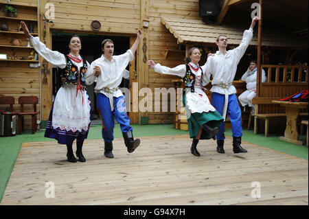 Folk-Tänzer in traditionellen Kostümen, Restaurant Marengo, Olsztyn, Ermland-Masuren, Polen / Masuren Stockfoto