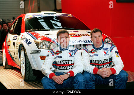 1998 Network Q RAC Rally Gewinner Colin McRae (rechts) und Nicky Grist (links) mit ihrem neuen Ford-Auto für die Saison 1999 Stockfoto