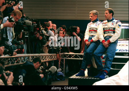 1998 Network Q RAC Rally Gewinner Colin McRae (rechts) und Nicky Grist (links) posieren mit ihrem neuen Ford-Auto für Die Medien Stockfoto