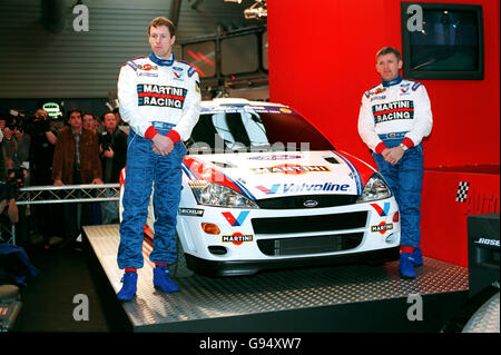 1998 Network Q RAC Rally Gewinner Colin McRae (links) und Nicky Grist (rechts) mit ihrem neuen Ford-Wagen für die Saison 1999 Stockfoto