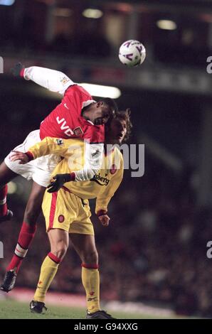 Arsenals Patrick Vieira (links) schlägt Liverpools Patrik Berger (rechts) zu Eine Kopfzeile Stockfoto