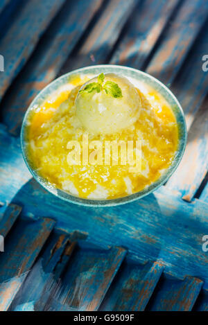 Kokosmilch-Sorbet mit Mango-Sauce und Vanille Eis Stockfoto