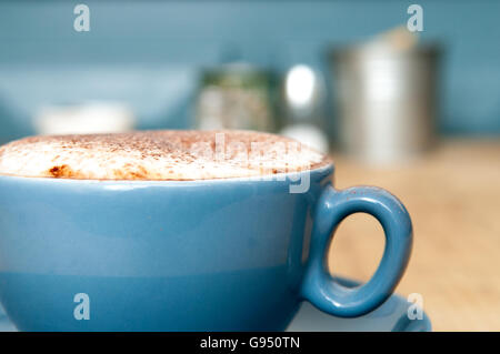 Frisch zubereiteten Cappuccino auf eine Nahaufnahme der Winkel mit Kopie Raum und blau Thema Stockfoto