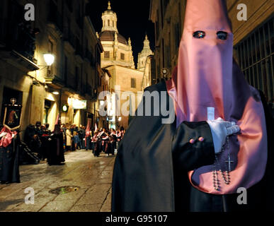 Prozession während der Semana Santa in Salamanca, Spanien. (Dies ist die Karwoche vor Ostern). Stockfoto