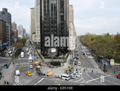 Zeigen Sie am Columbus Circle in New York in der Nähe von zentralen Park.With Taxis und Globus vor den Trump Tower an. Stockfoto