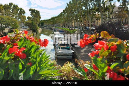 Canal du Midi in die Stadt Narbonne, Frankreich, Europa. Erbaut zwischen 1667 und 1694, ebnete es Weg für die industrielle Revolution Stockfoto