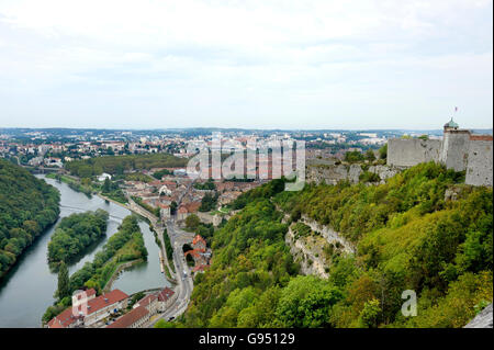 Besancon is the capital if the region Franche-comte in France and sits within an oxbow of the Doubs River. This view is from its Stockfoto