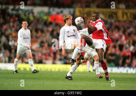 Fußball - FA Carling Premiership - Leeds United / Arsenal. Leeds United's Alan Smith (links) und Arsenal's Patrick Vieira (rechts) bestreiten einen hüpfenden Ball Stockfoto