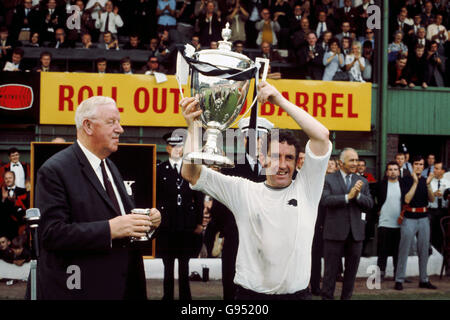 Fußball - Watney Cup - Finale - Derby County / Manchester United. Sir Stanley Rous überreicht dem Kapitän von Derby County, Dave Mackay, den Watney Cup nach ihrem Sieg über Manchester United im Jahr 4-1 Stockfoto