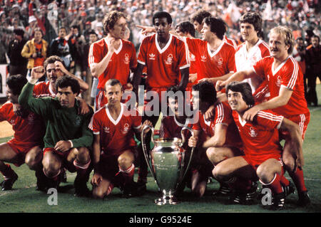 Nottingham Forest feiern mit der Europameisterschaft :(hintere Reihe, l-r) Martin O'Neill, Ian Bowyer, Viv Anderson, John Robertson, Gary Mills, Kenny Burns (erste Reihe, l-r) Frank Gray, Peter Shilton, John McGovern, Garry Birtles, Larry Lloyd, Bryn Gunn Stockfoto