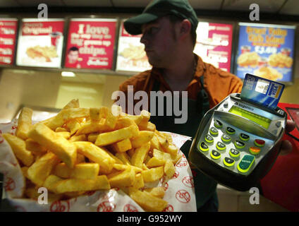 Chips werden bei Harry Ramsdens in Edinburgh am Dienstag, den 14. Februar 2006, mit einem Chip und einer PIN-Karte gekauft, da Verbraucher, die noch immer für Einkäufe unterschreiben, gewarnt werden, dass ihre Karten ab Mitternacht heute Abend abgelehnt werden könnten. Der Zahlungskonzern APACS warnte Menschen mit Chip- und PIN-Karten, dass Einzelhändler ihre Karten ab Mitternacht ablehnen könnten, wenn sie ihre PIN nicht kennen würden. Siehe PA Story MONEY Pin. DRÜCKEN SIE VERBANDSFOTO. Bildnachweis sollte lauten: David Ceskin/PA. Stockfoto