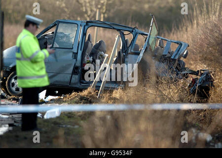 Ein Verkehrspolizist steht am Dienstag, dem 14. Februar 2006, am Unfallort auf der A52 zwischen Sedgebrook und Bottesford in Lincolnshire, wo bis zu sechs Personen bei einem Frontalzusammenstoß mit zwei Lastkraftwagen und einem Kleinbus ums Leben gekommen sein sollen. Es wird vermutet, dass die Kollision durch ein „Überholmanöver verursacht wurde, das sehr falsch gelaufen ist“, sagte ein Polizeisprecher. Siehe PA Geschichte POLIZEI Crash. DRÜCKEN SIE VERBANDSFOTO. Bildnachweis sollte lauten: Chris Radburn/PA. Stockfoto