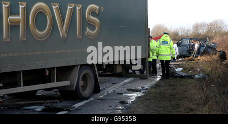 Die Szene eines Sturzes auf der A52 zwischen Sedgebrook und Bottesford in Lincolnshire, Dienstag, 14. Februar 2006, bei dem bis zu sechs Menschen bei einem Frontalzusammenstoß mit zwei Lastkraftwagen und einem Minibus ums Leben gekommen sein sollen. Es wird vermutet, dass die Kollision durch "ein Überholmanöver verursacht wurde, das sehr falsch gelaufen ist", sagte ein Polizeisprecher. Siehe PA Geschichte POLIZEI Crash. DRÜCKEN Sie VERBANDSFOTO. Bildnachweis sollte lauten: Chris Radburn/PA. Stockfoto