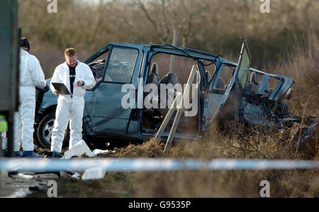 Die Szene eines Sturzes auf der A52 zwischen Sedgebrook und Bottesford in Lincolnshire, Dienstag, 14. Februar 2006, bei dem bis zu sechs Menschen bei einem Frontalzusammenstoß mit zwei Lastkraftwagen und einem Minibus ums Leben gekommen sein sollen. Es wird vermutet, dass die Kollision durch "ein Überholmanöver verursacht wurde, das sehr falsch gelaufen ist", sagte ein Polizeisprecher. Siehe PA Geschichte POLIZEI Crash. DRÜCKEN Sie VERBANDSFOTO. Bildnachweis sollte lauten: Chris Radburn/PA. Stockfoto