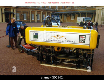 Commander Ian Riches (links) von der Royal Navy chattet mit dem Lichtdesigner Thorsten Merriott (2. Links) neben einem Skorpionroboter des britischen Submarine Rescue Service im Viereck am Buckingham Palace im Zentrum von London, Dienstag, den 14. Februar 2006. Rettungsfahrzeuge sollten sich vor dem morgigen Notfall- und Katastrophenempfang im Buckingham Palace auf Einladung von Queen Elizabeth II. Im Palast versammeln DRÜCKEN Sie VERBANDSFOTO. Bildnachweis sollte lauten: Johnny Green/WPA Rota/PA. Stockfoto