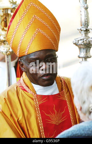 Der neue Erzbischof von York, Dr. John Sentamu begrüßt die Mitglieder der Gemeinde, als sie das York Minster am Sonntag, 25. Dezember 2005 verlassen, nach seiner ersten Predigt, die beim traditionellen Weihnachtsgottesdienst gehalten wird. DRÜCKEN Sie VERBANDSFOTO. Bildnachweis sollte lauten: John Giles/PA. Stockfoto