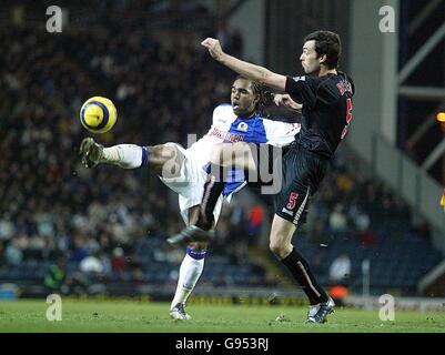 Die Schlacht von Blackburn Rovers, Florent Sinama Pongolle, und Gary Breen von Sunderland Für den Ball Stockfoto