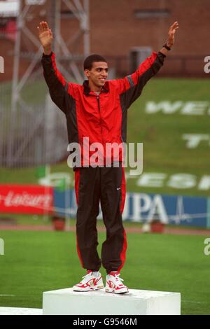 Leichtathletik - BUPA Games - Gateshead - 2000m der Männer. Hicham El Guerrouj würdigt die Menge nach seinem Sieg in den 2000m Stockfoto