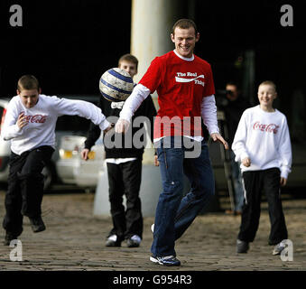 Manchester United Fußballspieler Wayne Rooney spielt Straßenfußball mit den Gewinnern eines Coca-Cola Wettbewerbs im Science and Industry Museum in Manchester. Stockfoto