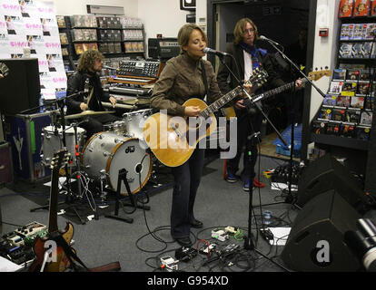 Gemma Hayes, die bei den Meteor-Musikpreisen zur irischen Künstlerin des Jahres gewählt wurde, spielt Material von ihrem Album „The Roads Don't Love You“, bevor sie am Donnerstag, 16. Februar 2006, in der HMV Grafton Street, Dublin, Kopien für Fans signiert. DRÜCKEN SIE VERBANDSFOTO. Der Bildnachweis sollte lauten: Niall Carson/PA Stockfoto