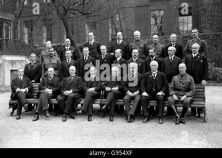 Gruppenfoto im Garten der Nummer 10 Downing Street aufgenommen. Erste Reihe (von links nach rechts): Vorsitzender der Labour Party, Arthur Henderson; Sir Alfred Milner; Vorsitzender des Oberhauses, Lord Curzon; Schatzkanzler, Andrew Bonar Law; Premierminister David Lloyd George; Premierminister von Kanada, Robert Borden; Joint Prime Minister of New Zealand, William Ferguson Massey; Oberbefehlshaber der südafrikanischen Verteidigungskräfte, Jan Christiaan Smuts; (mittlere Reihe, von links nach rechts) Sir Satyendra Prasanno Sinha; Maharajah Ganga Singh; Sir James Scorgie Meston; Herr Austen Chamberlain; Stockfoto