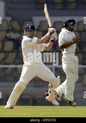 Der englische Andrew Flintoff trifft den Ball für 4 Läufe während des ersten Tages Spiel im Cricket Club of India, Brabourne Stadium, Bombay, Indien, Samstag, 18. Februar 2006. DRÜCKEN Sie VERBANDSFOTO. Bildnachweis sollte lauten: Rebecca Naden/PA. ***- KEINE HANDY-NUTZUNG*** Stockfoto