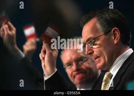 Gerry Kelly (rechts) und Martin McGuinness stimmen auf der Parteikonferenz in Dublin am Sonntag, den 19. Februar 2006, über einen Antrag ab. Siehe PA Geschichte POLITIK Sinn Fein. DRÜCKEN Sie VERBANDSFOTO. Bildnachweis sollte lauten: Niall Carson/PA Stockfoto