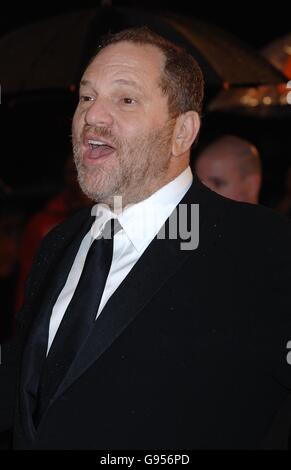 The Orange British Academy Film Awards (BAFTAS) 2006 - Odeon Leicester Square. Der Filmproduzent Harvey Weinstein kommt Stockfoto