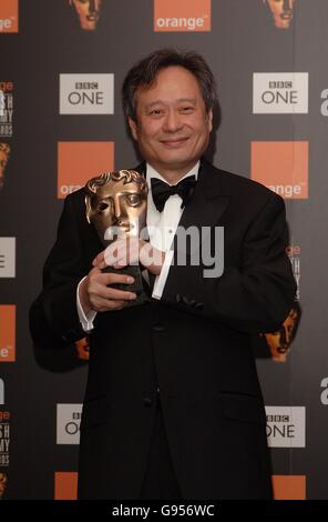 Regisseur Ang Lee mit dem David Lean Award for Achievement in Direction für Brokeback Mountain, während der Preisverleihung Stockfoto