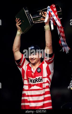 Andrew Farrell, Kapitän von Wigan, hebt den JGB Super League Grand an Letzte Trophäe Stockfoto