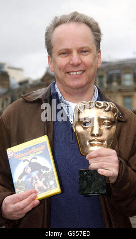 Regisseur Nick Park stellt die neue DVD „Wallace & Gromit-The Curse of the We-Rabbit“ vor und feiert seinen Erfolg mit dem Orange British Academy Film Award (BAFTA) am 20. Februar 2006 am Trafalgar Square in London. Der Film wurde bei den BAFTAs mit dem Alexander Korda Award für herausragenden britischen Film des Jahres ausgezeichnet. DRÜCKEN SIE VERBANDSFOTO. Bildnachweis sollte lauten: Anthony Harvey/PA Stockfoto