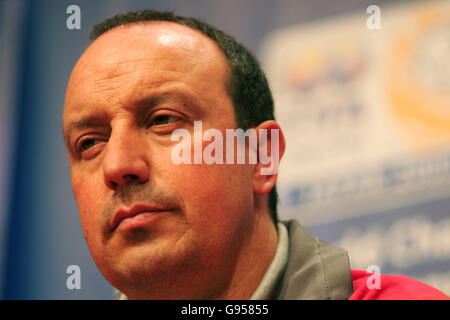 Liverpool Manager Rafael Benitez während einer Pressekonferenz im Royal Park Hotel in Yokahama, Japan, Montag, 12. Dezember 2005. Liverpool spielt am Donnerstag im Halbfinale der FIFA-Klubweltmeisterschaft die Sieger des australischen FC Sydney und des Costa Ricas Deportivo Saprissa. Siehe PA Geschichte FUSSBALL Liverpool. DRÜCKEN Sie VERBANDSFOTO. Bildnachweis sollte lauten: Martin Rickett/PA Stockfoto