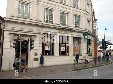 The Portman Building Society in Bromley, Kent, Freitag, den 24. Februar 2006, wo eine Frau im Zusammenhang mit dem mehrere Millionen Pfund schweren Banküberfall auf dem Securitas-Depot in Tonbridge, Kent, in den frühen Morgenstunden des Mittwochs verhaftet wurde. Ein Sprecher von Scotland Yard sagte, dass sie wegen des Verdachts auf den Umgang mit gestohlenen Waren von Detektiven befragt werden wird. Siehe PA Story POLIZEIRAUB. DRÜCKEN SIE VERBANDSFOTO. Das Foto sollte lauten: Michael Stephens/PA. Stockfoto