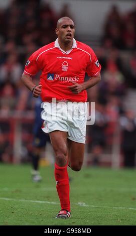 Pierre Van Hooijdonk von Nottingham Forest, spielt sein erstes Spiel der Saison nach der Rückkehr aus Holland Stockfoto