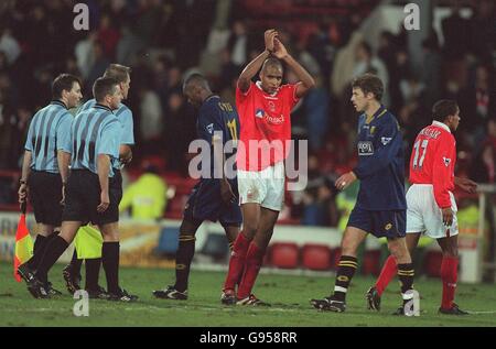 Pierre van Hooijdonk vom Nottingham Forest begrüßt die Menge Das Ende seines ersten Spiels nach der Rückkehr aus Holland Stockfoto