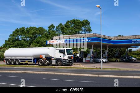 Benzin-Tanker, die Bereitstellung von Kraftstoff zu einem Tesco-Tankstelle am Clifton Retail Park, Blackpool, Lancashire, UK Stockfoto