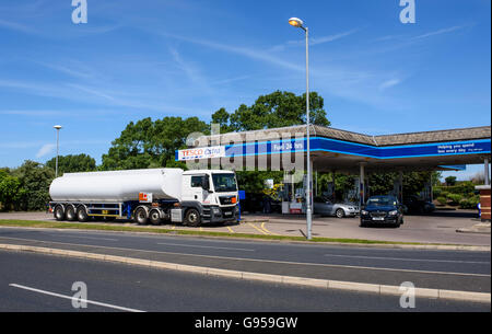 Benzin-Tanker, die Bereitstellung von Kraftstoff zu einem Tesco-Tankstelle am Clifton Retail Park, Blackpool, Lancashire, UK Stockfoto