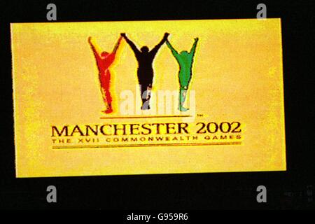 16. Commonwealth Games - Kuala Lumpur, Malaysia - Abschlusszeremonie. Das Logo für die Commonwealth Games von Manchester 2002 ist auf der Anzeigetafel zu sehen Stockfoto