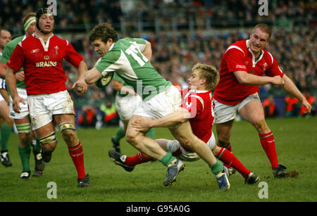 Gordon D'Arcy, Irlands Nationalist, geht für die Linie, da er von Wales' Dwayne Peel während des RBS 6 Nations-Spiels in Lansdowne Road, Dublin, Irland, Sonntag, 26. Februar 2006, angegangen wird. DRÜCKEN Sie VERBANDSFOTO. Bildnachweis sollte lauten: David Davies/PA. Stockfoto