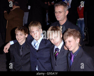 Regisseur Stephen Daldry mit dem Billy Elliot inszenieren Musikdarsteller (von links nach rechts) Leon Cooke, George Maguire, Liam Mower und James Lomas, als sie für die Laurence Olivier Awards im Londoner Hilton an der Park Lane im Zentrum von London ankommen, Sonntag, 26. Februar 2006. DRÜCKEN SIE VERBANDSFOTO. Bildnachweis sollte lauten: Steve Parsons/PA Stockfoto