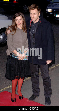 Ewan McGregor und seine Frau Eve kommen für die Laurence Olivier Awards, im London Hilton an der Park Lane, Central London, Sonntag, 26. Februar 2006. DRÜCKEN SIE VERBANDSFOTO. Bildnachweis sollte lauten: Steve Parsons/PA Stockfoto