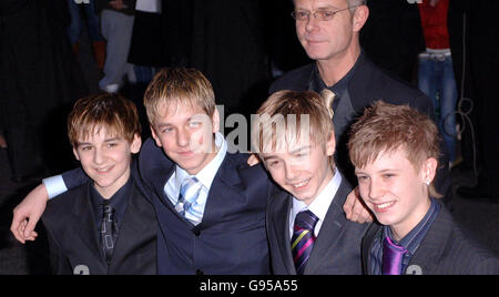 Regisseur Stephen Daldry mit dem Billy Elliot inszenieren Musikdarsteller (von links nach rechts) Leon Cooke, George Maguire, Liam Mower und James Lomas, als sie für die Laurence Olivier Awards im Londoner Hilton an der Park Lane im Zentrum von London ankommen, Sonntag, 26. Februar 2006. DRÜCKEN SIE VERBANDSFOTO. Bildnachweis sollte lauten: Steve Parsons/PA Stockfoto