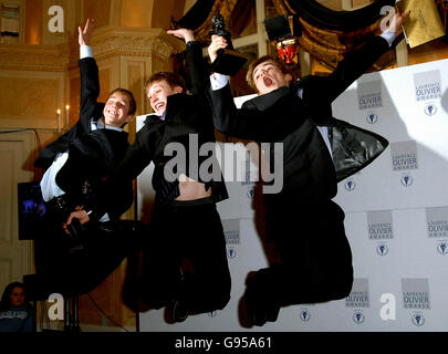 Der Billy Elliot inszenieren die Musikdarsteller (von links nach rechts), George Maguire, James Lomas und Liam Mower gewinnen den besten Schauspieler in einem Musical während der Laurence Olivier Awards im Londoner Hilton an der Park Lane, im Zentrum von London, Sonntag, 26. Februar 2006. DRÜCKEN SIE VERBANDSFOTO. Bildnachweis sollte lauten: Steve Parsons/PA Stockfoto